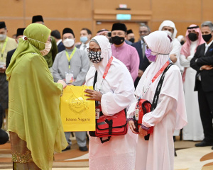 KDYMM_SERI_PADUKA_BAGINDA_RAJA_PERMAISURI_AGONG_PERKENAN_KEBERANGKATAN_BAKAL_JEMAAH_HAJI_MALAYSIA_4